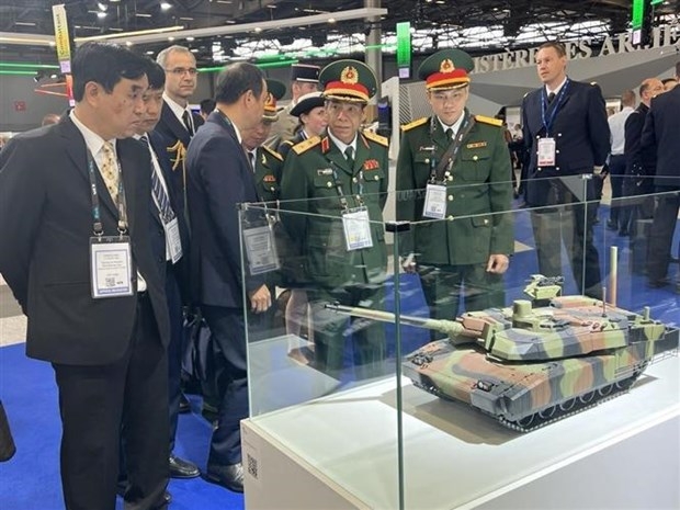 Vietnam joins int’l defence-security exhibition in France
